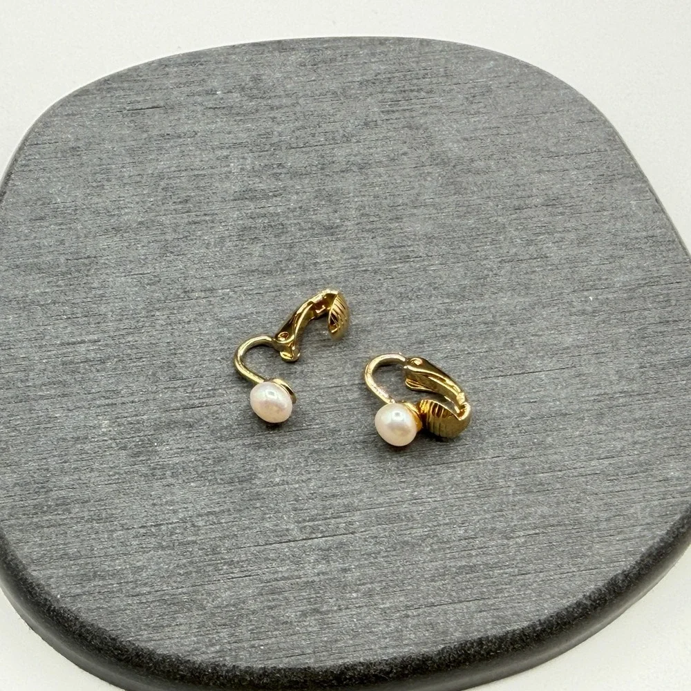 Gold Tone Faux Pearl Clip On Earrings Ribbed Shell Classic Costume Jewelry Pair